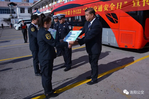 公交、交警戮力同心保安全