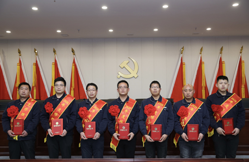 0206 修理能手從左至右依次為 邵冠峰、王寶玉、潘春樂、李龍、許特斯、韓利杰、寇增亮.jpg
