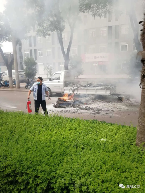 驚險！高溫天小貨車“上火” 萬幸！路遇公交車長及時“滅火”