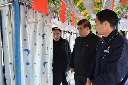 “娘家人”來(lái)公交 職工暖心增信心 市總工會(huì)黨組書記、常務(wù)副主席杜中岳一行到公交集團(tuán)調(diào)研
