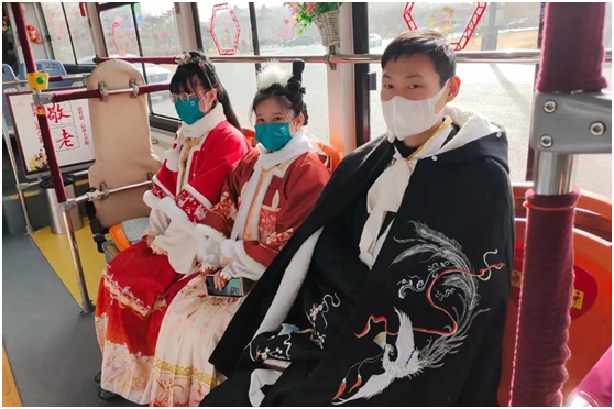 老家河南 心的春運︱熟悉的春節(jié)里！ 看洛陽公交人的過年儀式感 