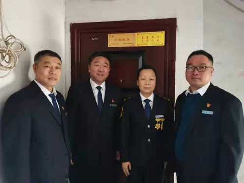 “一人得獎，全家光榮” 送“牌”上門，集團(tuán)為標(biāo)兵先進(jìn)送去榮譽(yù)喜報(bào)牌匾