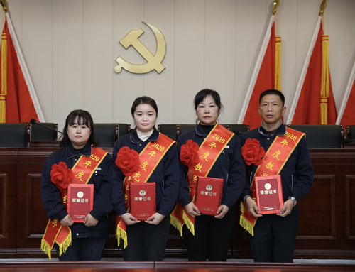 0207 從左至右依次為 點(diǎn)鈔能手王璐、充值能手孫昭娣、教學(xué)能手王慧娟、孫衛(wèi)東.jpg