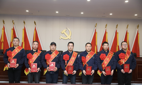 0202  標(biāo)兵從左至右依次為 苗田、尤建鵬、劉德斌、褚聰偉、王占峰、解偉強(qiáng)、馬群藝.jpg